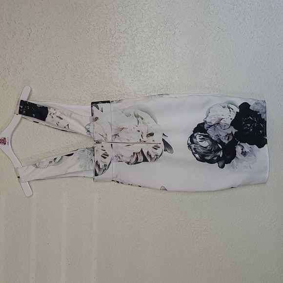 Like New! Tiger Mist Floral Plunge Dress - Picture 4 of 11